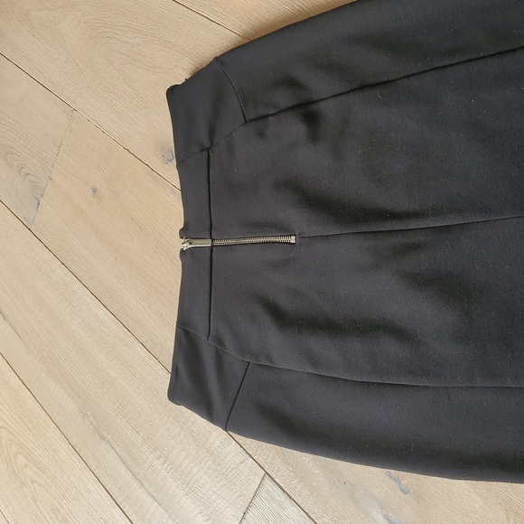 Michael Kors Elegant Black Skirt with Zipper Accents - Picture 7 of 10